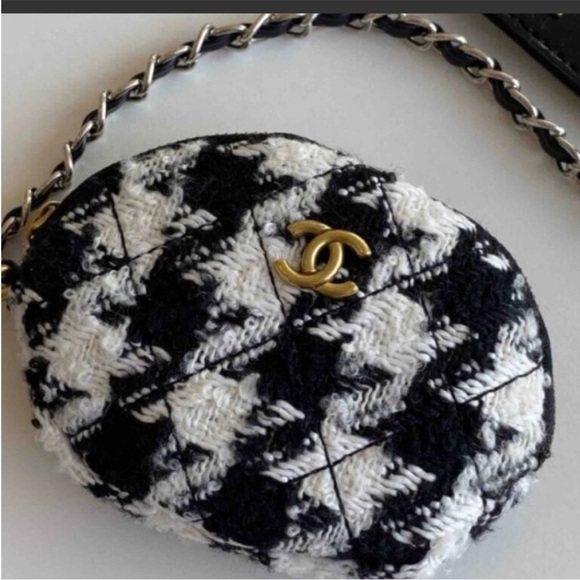 CHANEL VIP GWP Black Quilted Crossbody Phone Bag with Houndstooth Coin Pouch - Picture 5 of 16